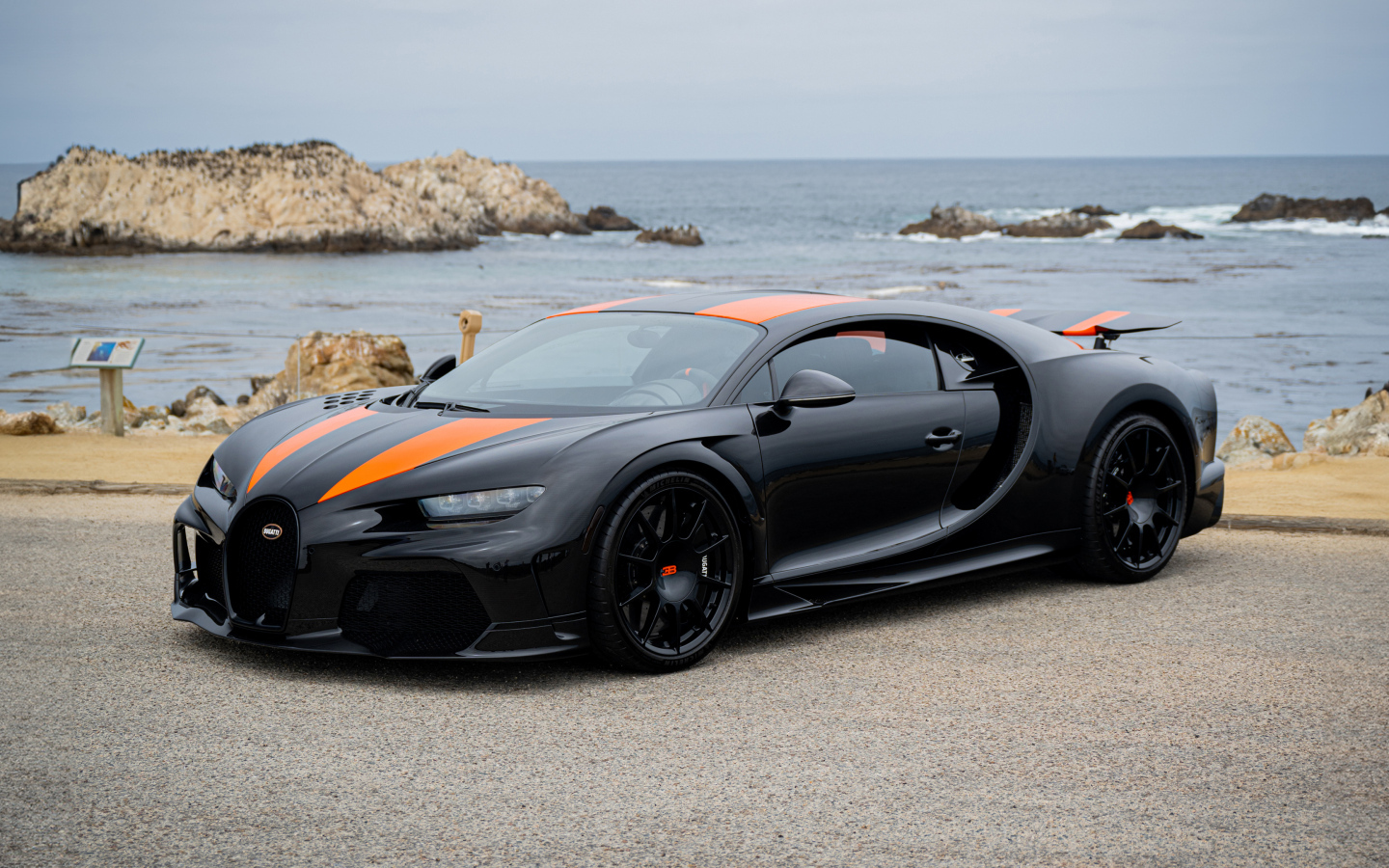 Автомобиль Bugatti Chiron Super Sport 300+ у моря