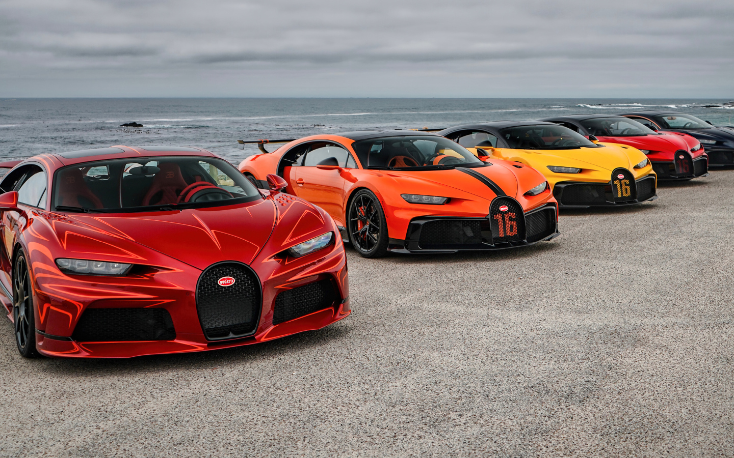 Автомобили Bugatti  у моря