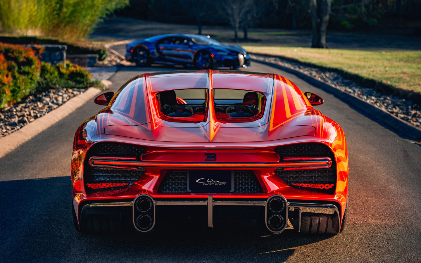 Вид сзади на красный автомобиль Bugatti Chiron