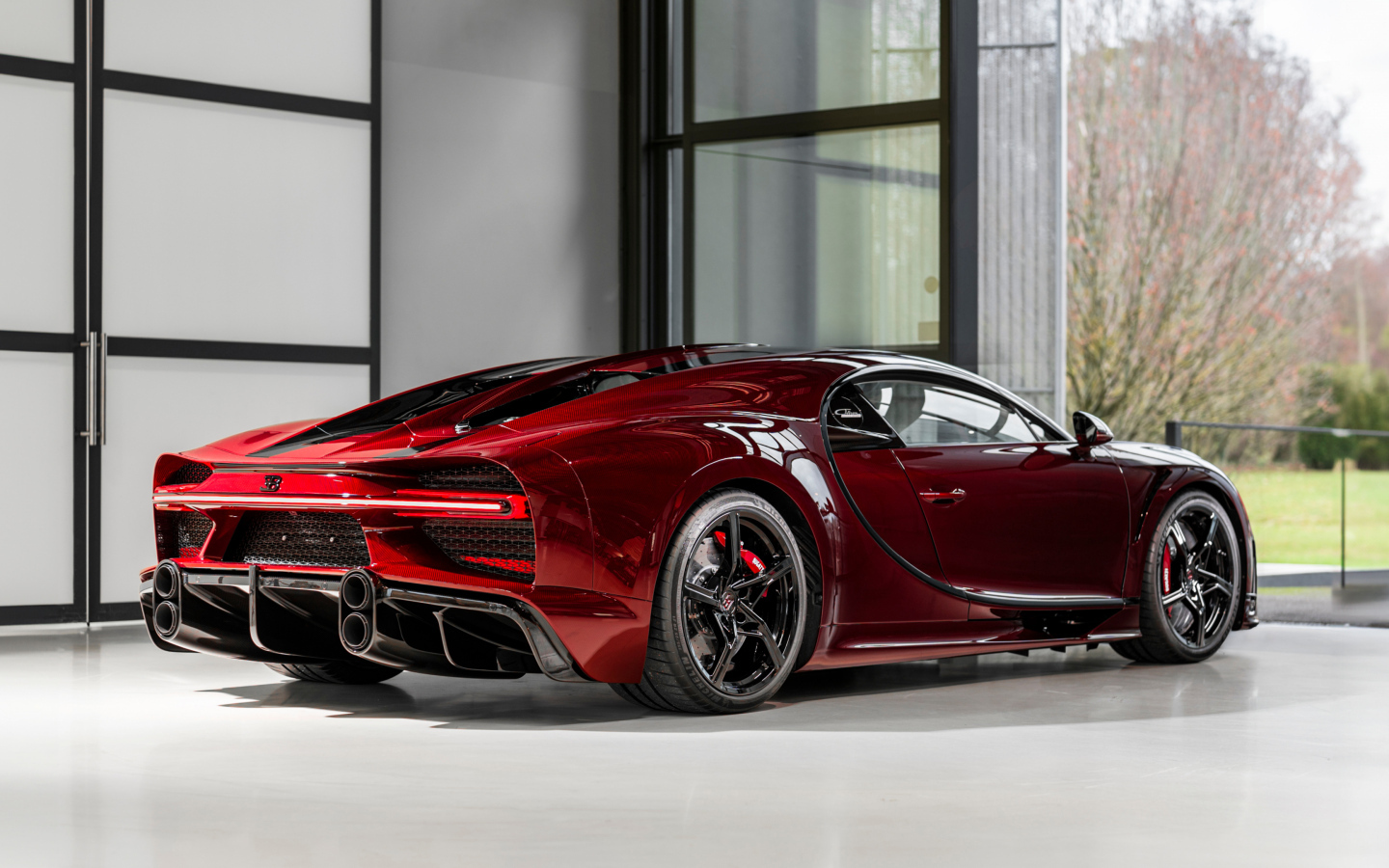 Красный автомобиль Bugatti Chiron Super Sport Red Dragon вид сзади