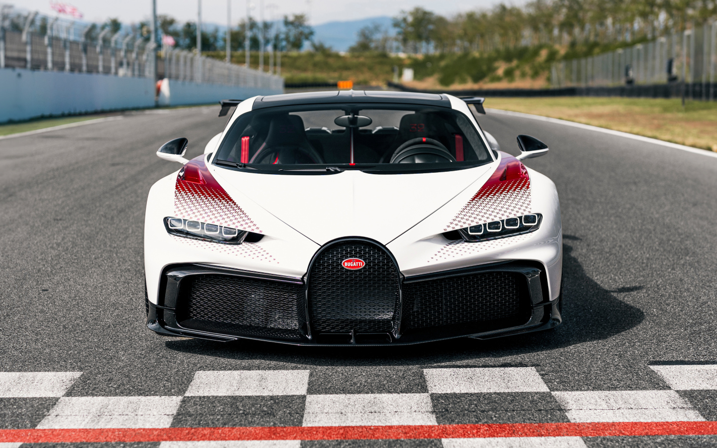 Белый быстрый автомобиль  Bugatti Chiron Pur Sport Grand Prix