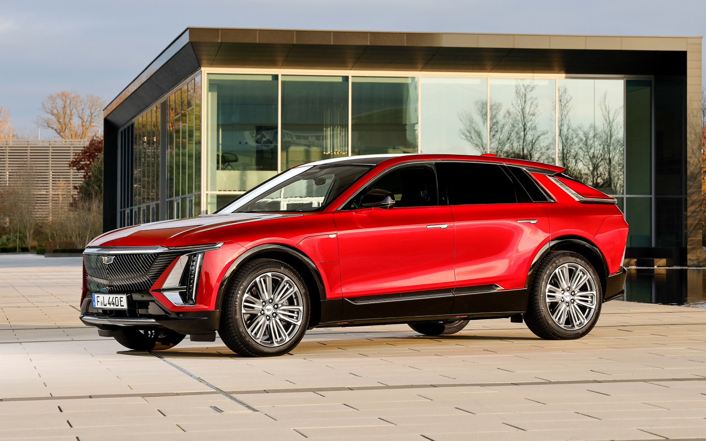 Красный дорогой автомобиль Cadillac Lyriq Luxury