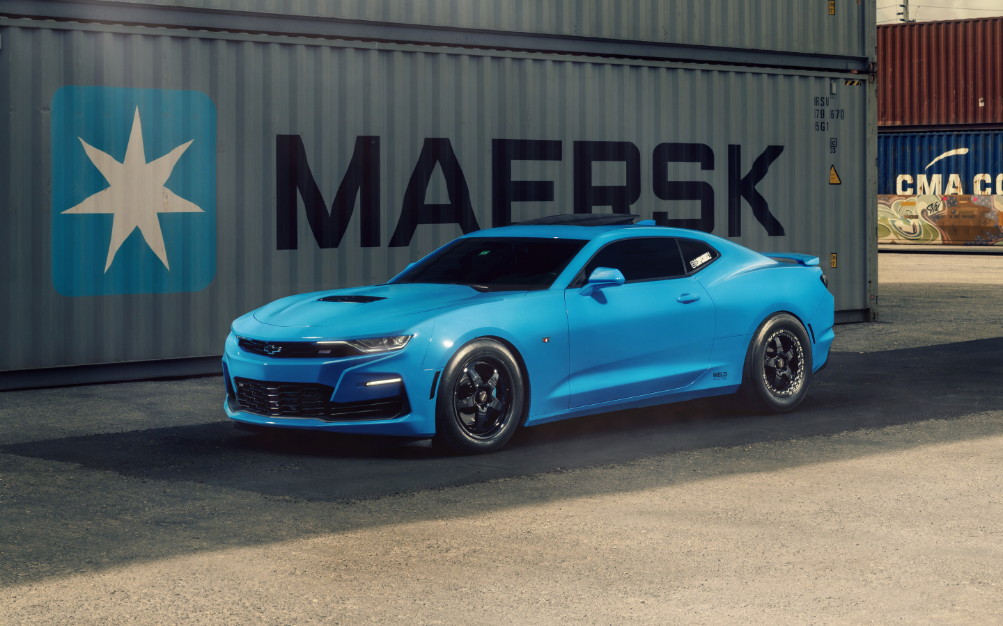 Голубой спорткар Chevrolet Camaro RS