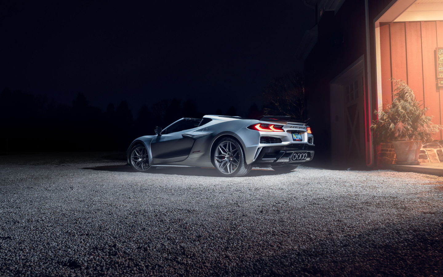 Автомобиль Chevy Corvette Z06 у дома