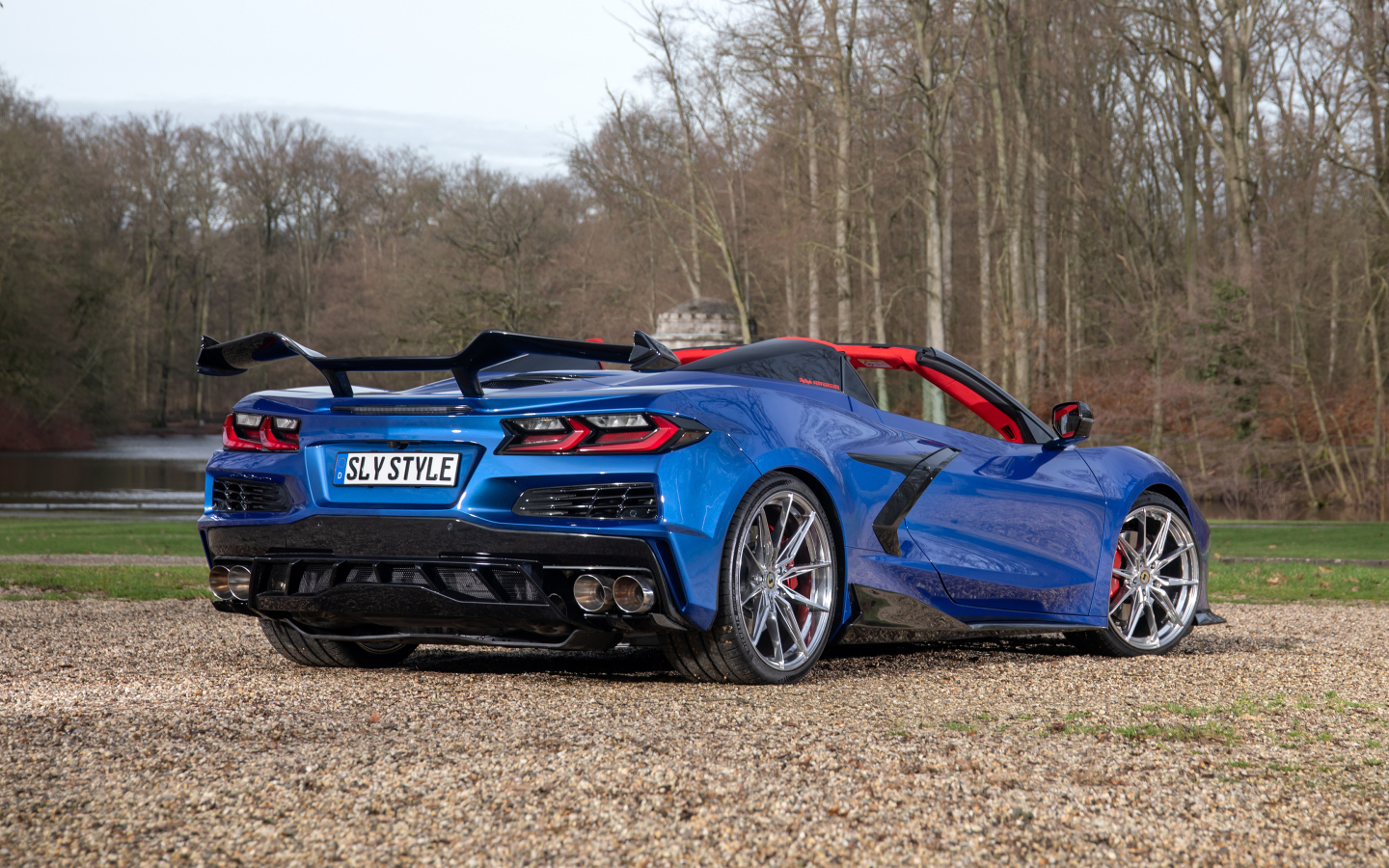 Вид сзади на синий автомобиль Chevrolet Corvette Stingray Convertible Z06