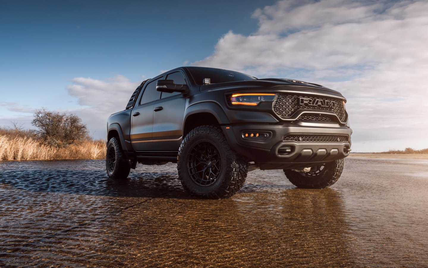 Большой внедорожник Dodge Ram 1500 TRX