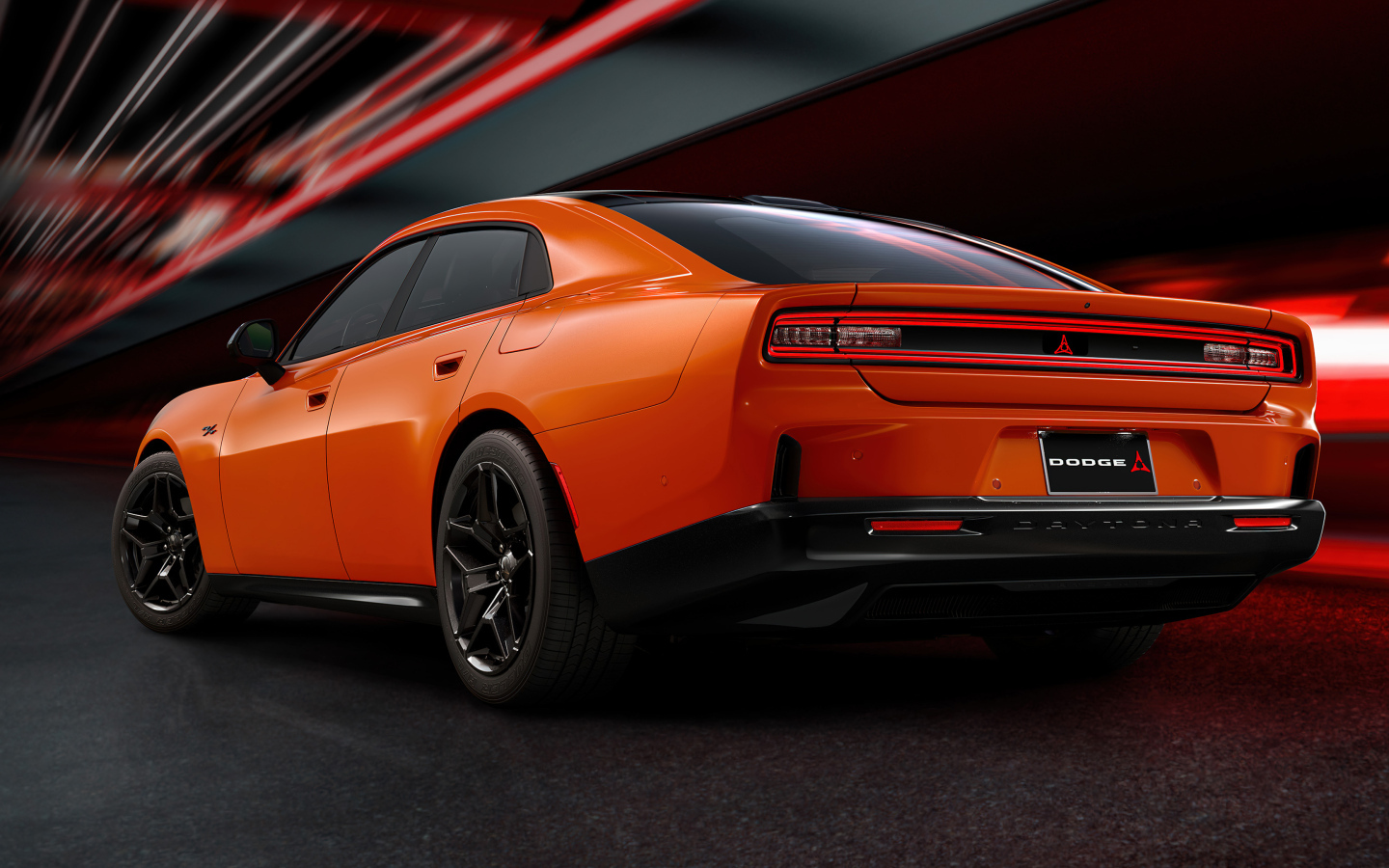 Вид сзади на новый оранжевый автомобиль Dodge Charger Daytona RT 2025 года