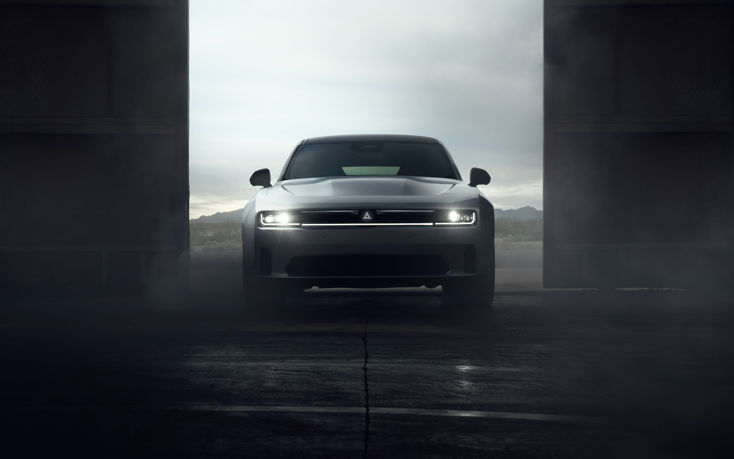 Серебристый автомобиль Dodge Charger Daytona Scat Pack 2024 года у ворот