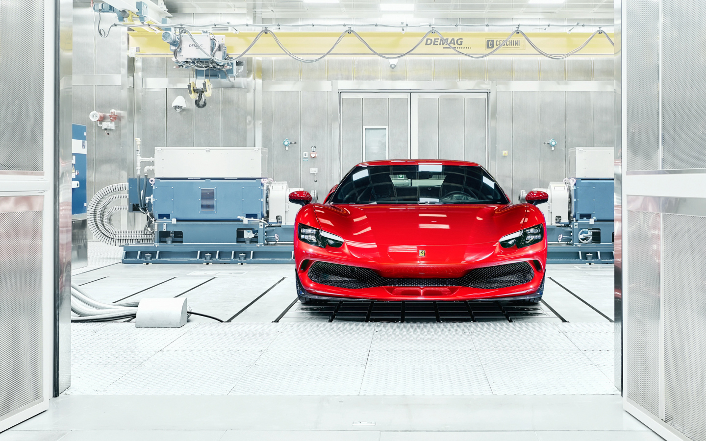 Красный автомобиль  Ferrari 296 GTB вид спереди