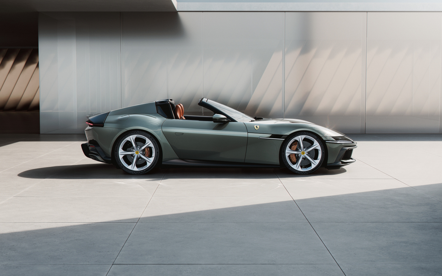 Вид сбоку на автомобиль Ferrari 12Cilindri Spider 2024 года