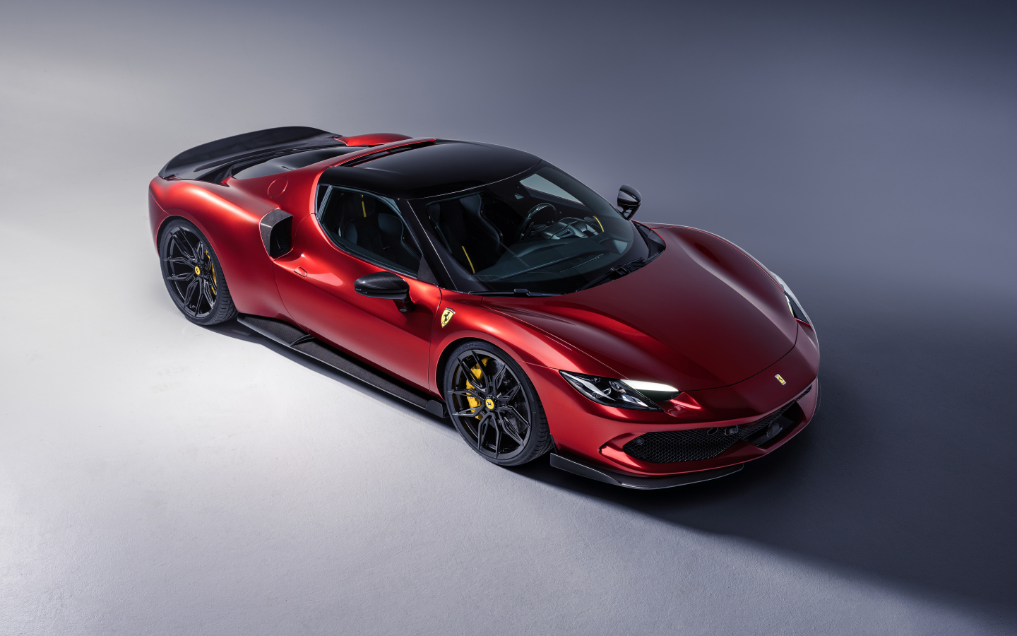 Вид сверху на красный автомобиль Novitec Ferrari 296 GTB Aero 2024 года