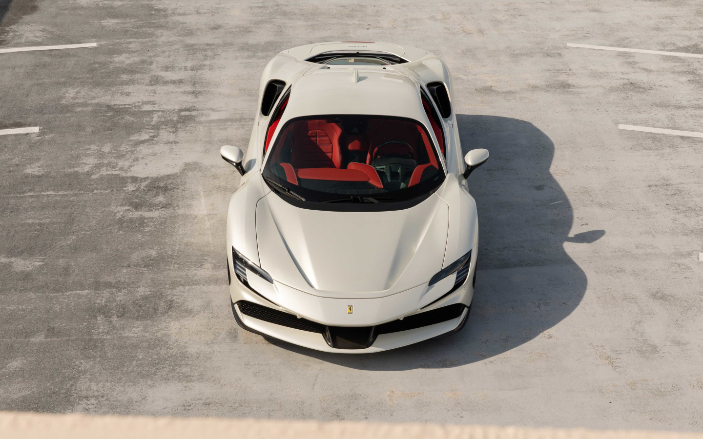 Белый автомобиль Ferrari SF90 Stradale