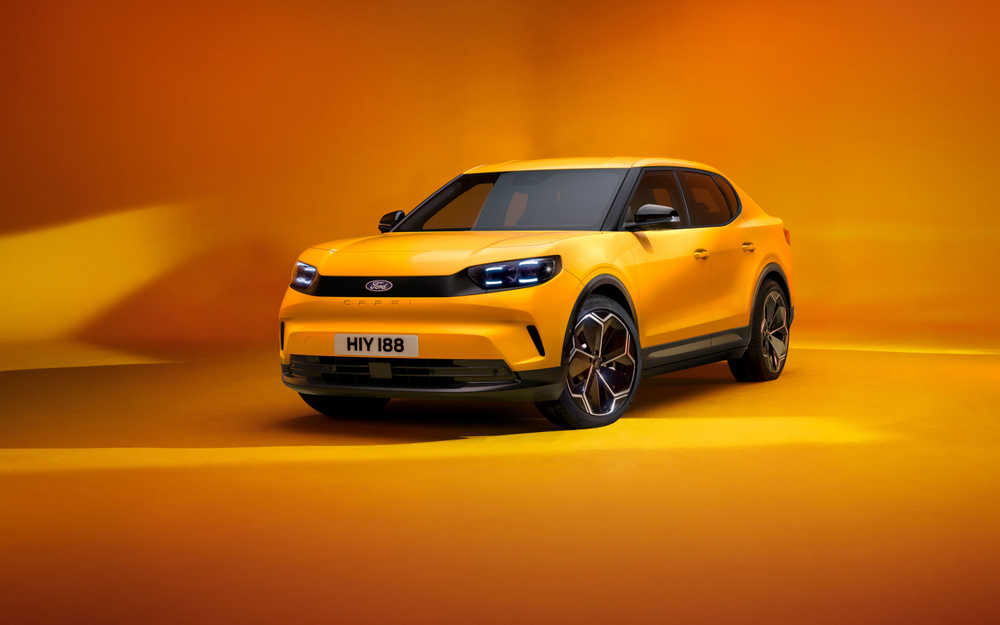 Автомобиль  Ford Capri 2024 года на оранжевом фоне