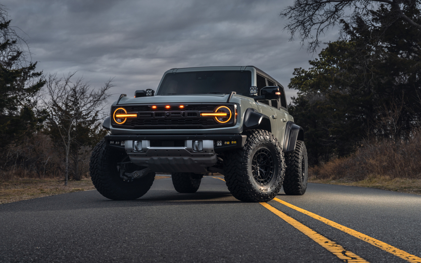 Внедорожник Ford Bronco Raptor на дороге ночью