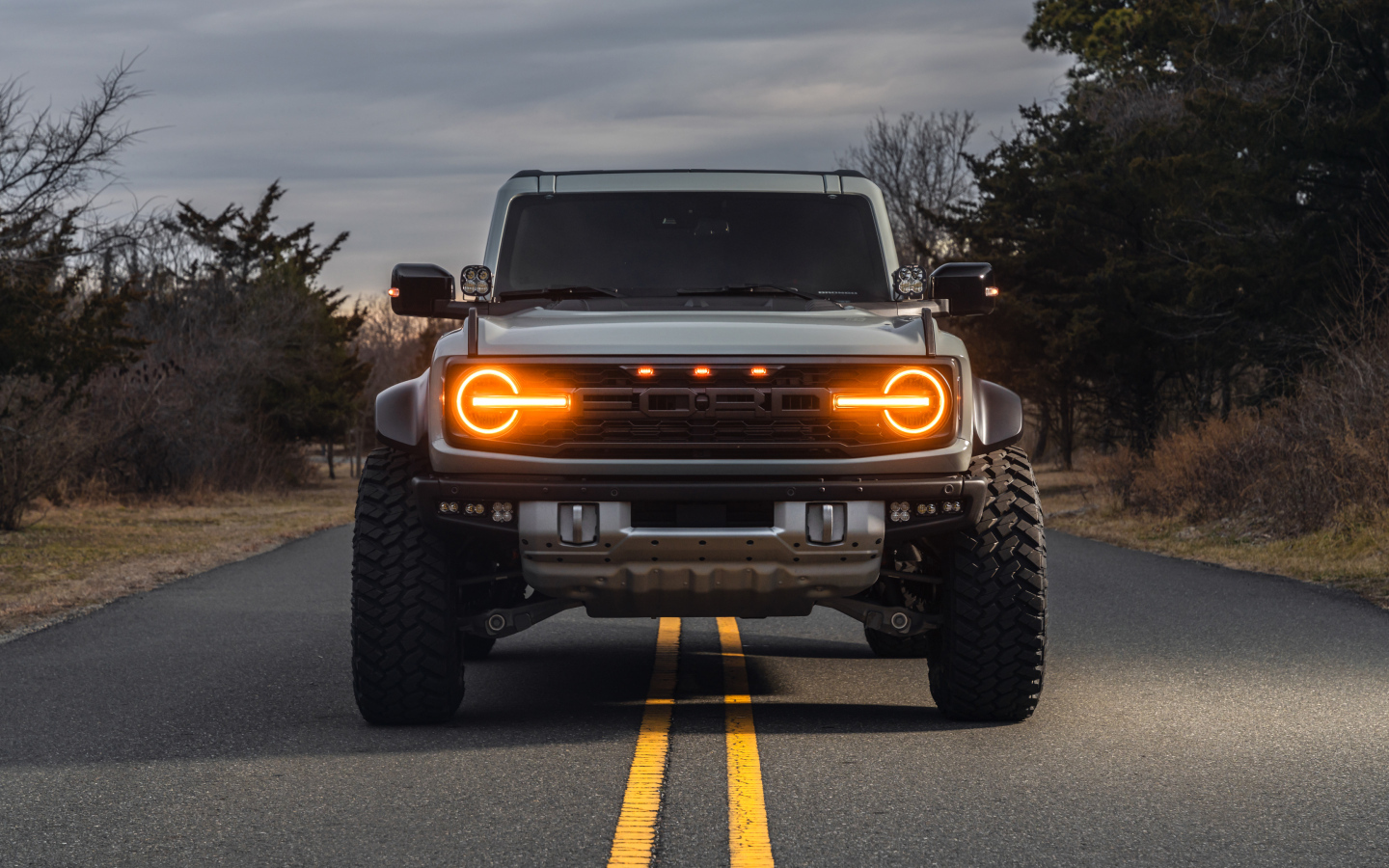 Включенные фары автомобиля Ford Bronco Raptor