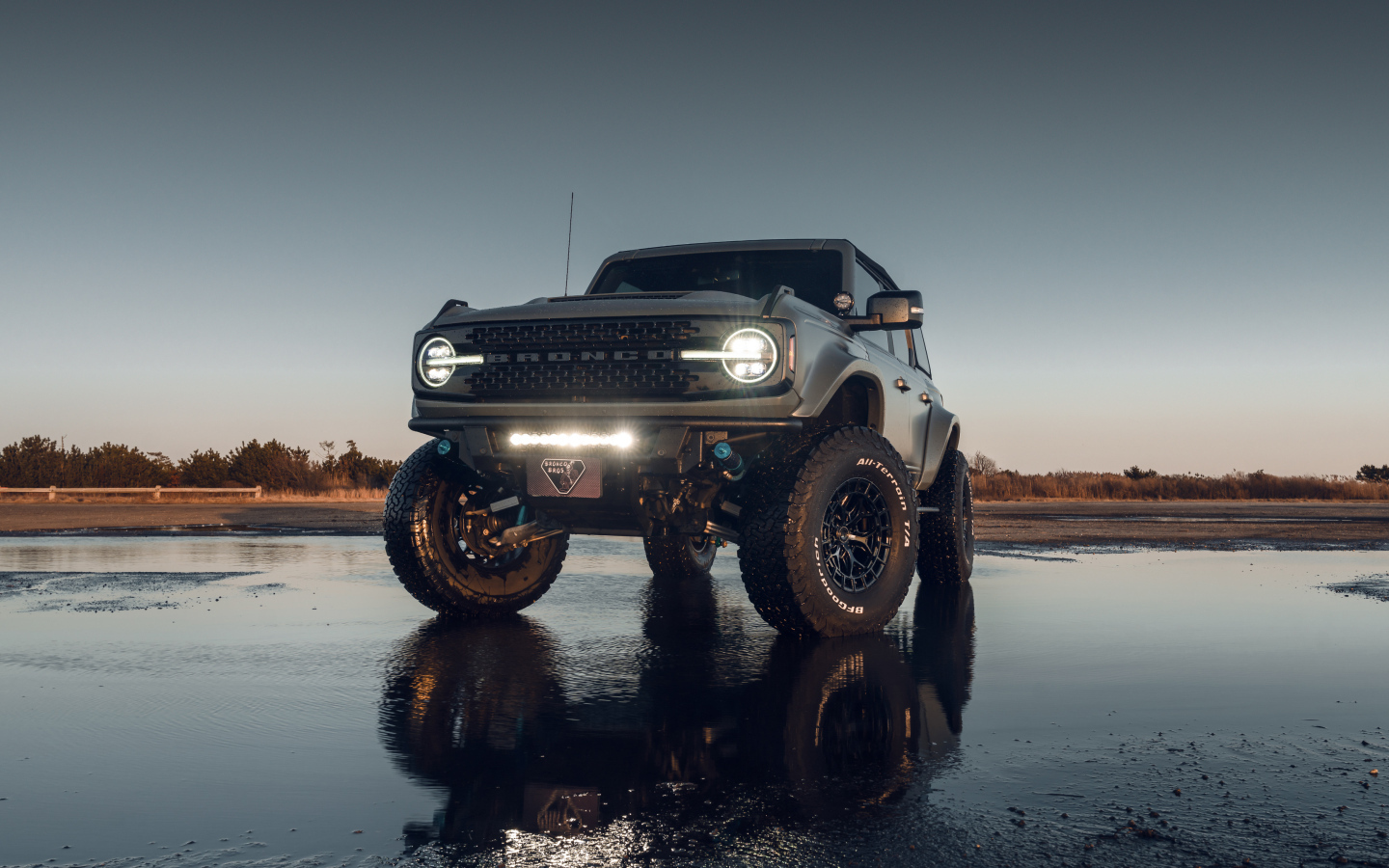 Автомобиль  Ford Bronco Vossen Wheels  на мокром асфальте