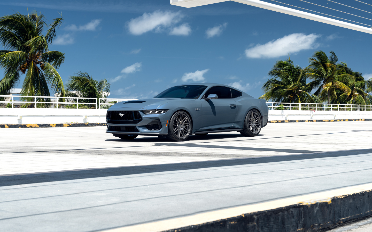 Автомобиль Ford Mustang GT на дороге