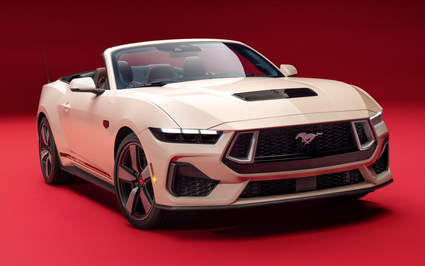 Вид спереди на автомобиль Ford Mustang GT Convertible 60th Anniversary Package 2025 года