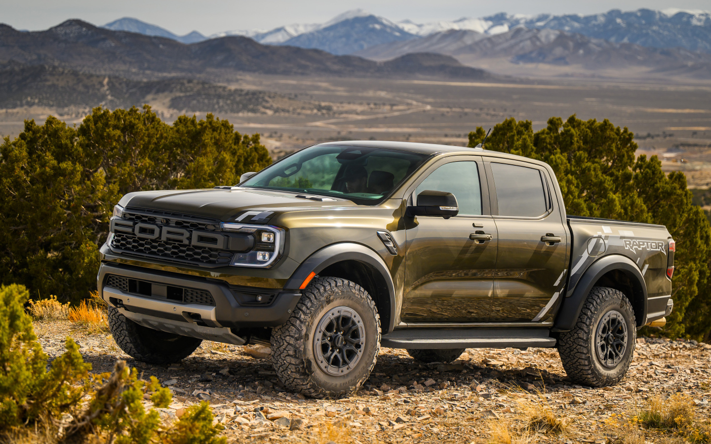 Зеленый пикап Ford Ranger Raptor 2024  года