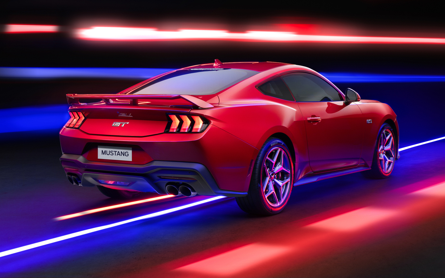 Вид сзади на красный автомобиль Ford Mustang GT Performance 2024 года