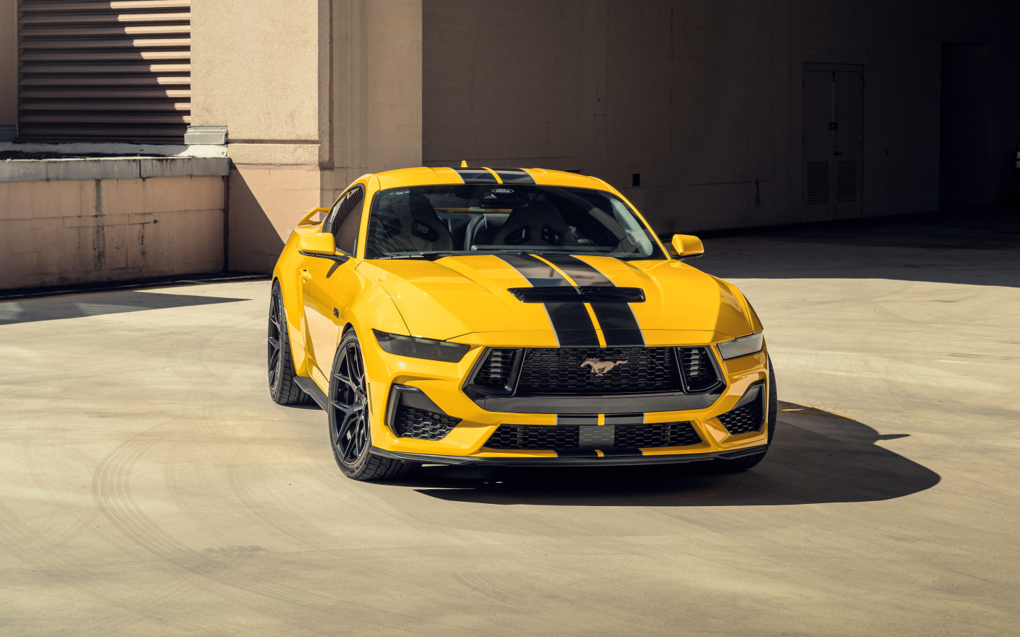 Желтый спортивный автомобиль Ford Mustang