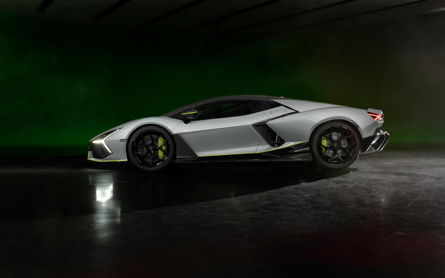 Быстрый автомобиль Lamborghini Revuelto At Lamborghini Arena 2024 года вид сбоку
