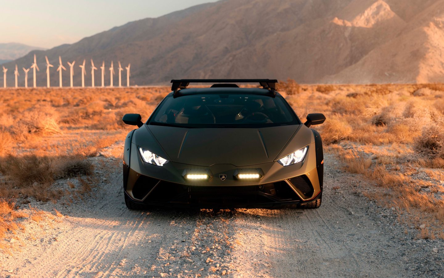 Вид спереди на автомобиль Lamborghini Huracán Sterrato 2024 года