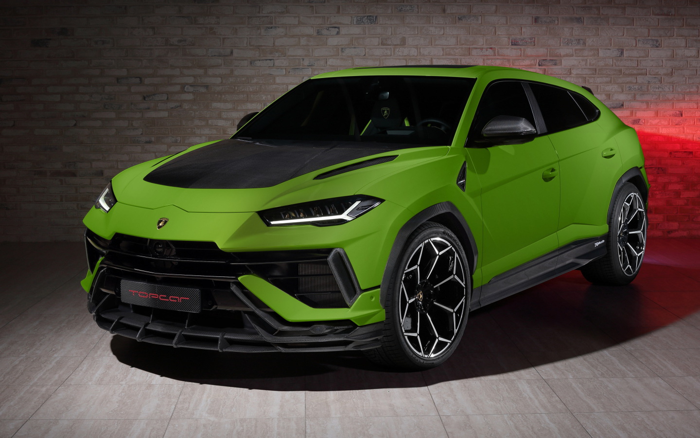 Зеленый автомобиль Lamborghini Urus Performante 2024 года вид спереди