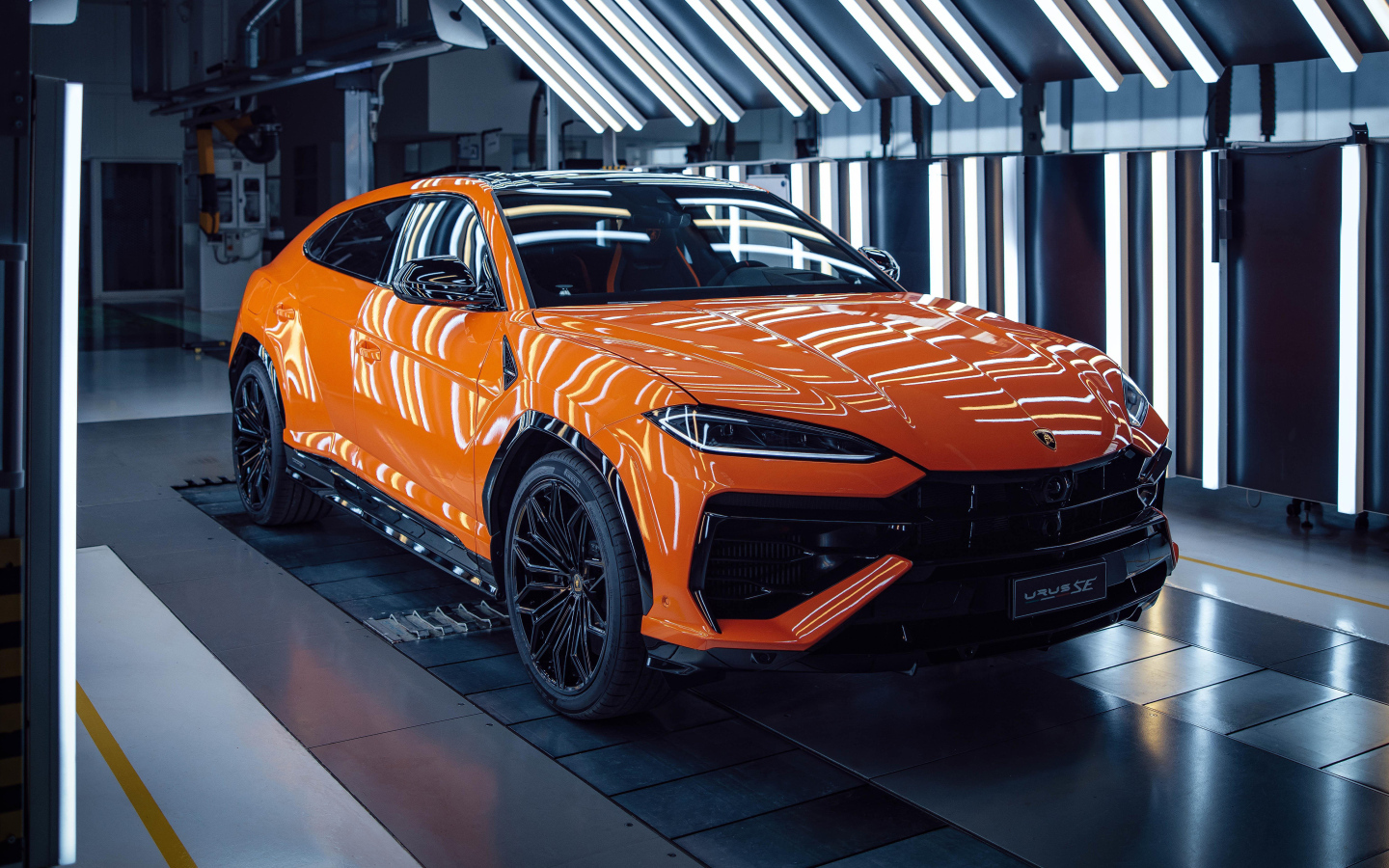 Оранжевый супер внедорожник Lamborghini Urus SE Plug-In Hybrid