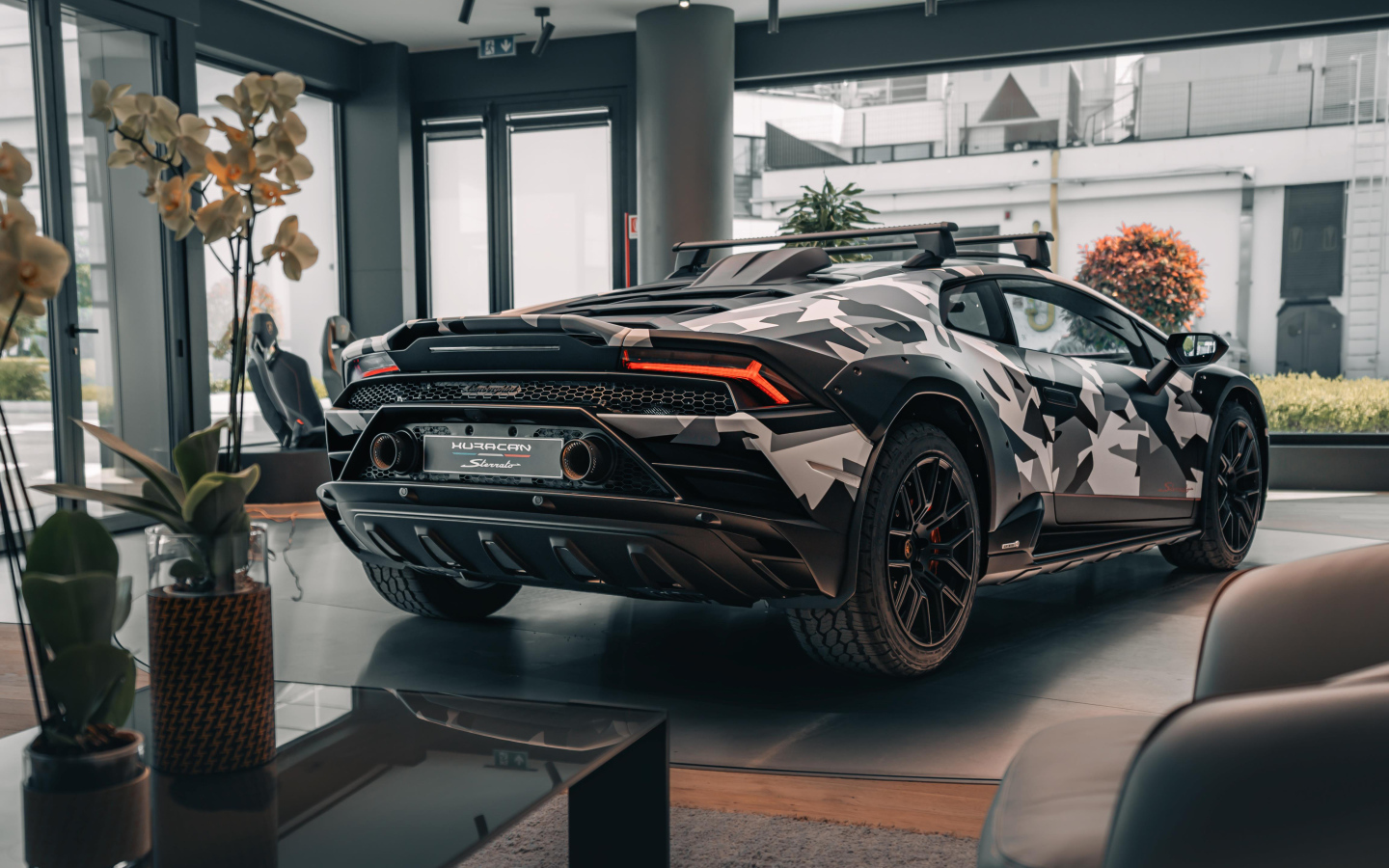 Вид сзади на автомобиль Lamborghini Huracán Sterrato All-Terrain Ad Personam 2024  года в здании