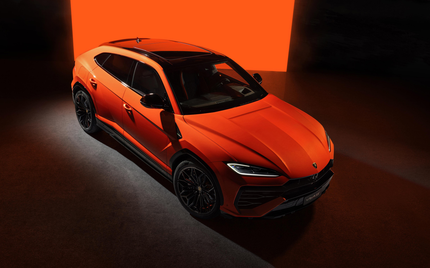 Вид сверху на оранжевый внедорожник Lamborghini Urus SE Plug-In Hybrid