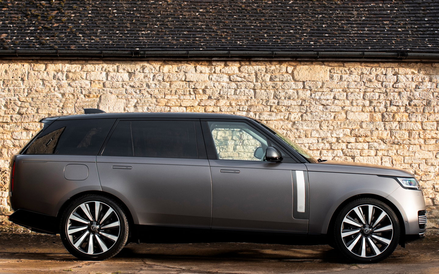 Вид сбоку на автомобиль Range Rover SV Burford Edition 2024 года