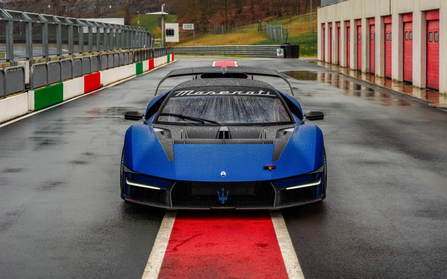 Синий автомобиль Maserati MCXtrema