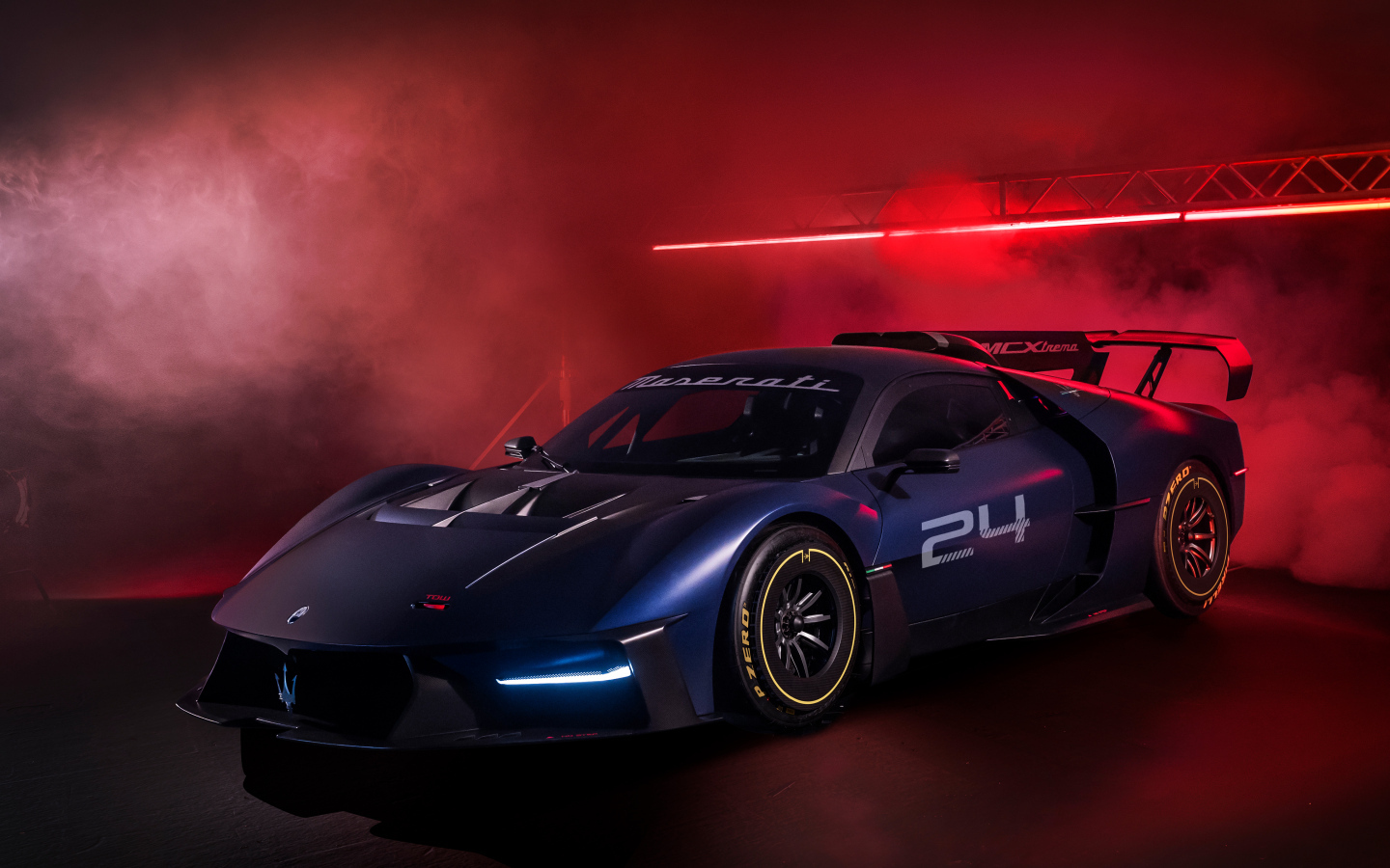 Дорогой спортивный автомобиль Maserati MCXtrema