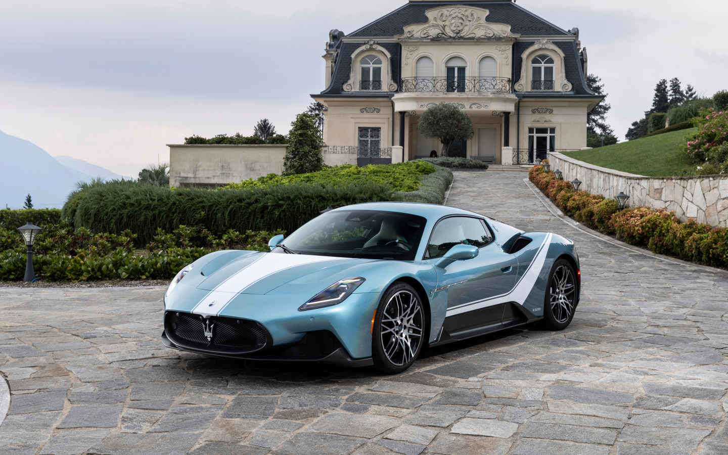 Вид спереди на голубой автомобиль Maserati MC20 Iris 2024 года