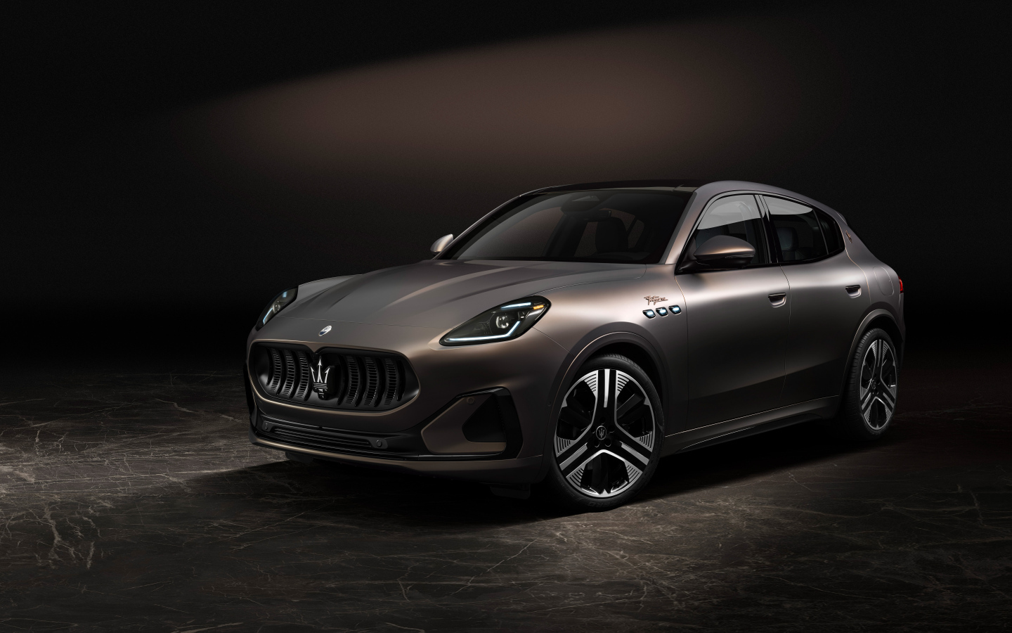 Автомобиль Maserati Grecale Folgore на сером фоне