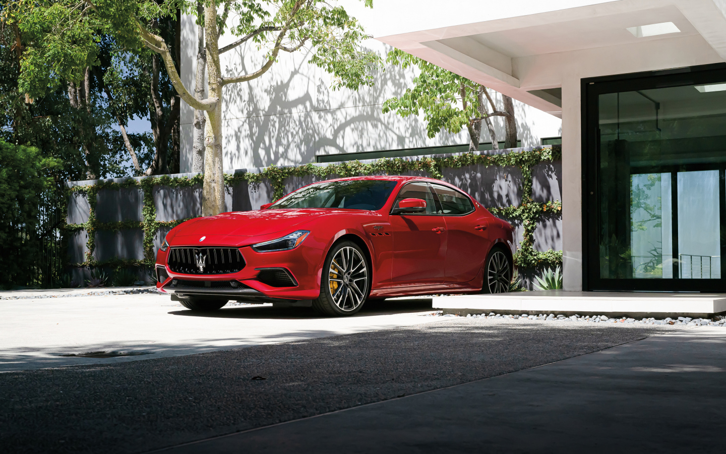 Красный автомобиль Maserati Ghibli Trofeo у дома