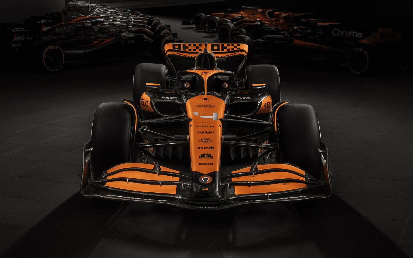 Быстрый гоночный автомобиль McLaren MCL38 2024 года вид спереди