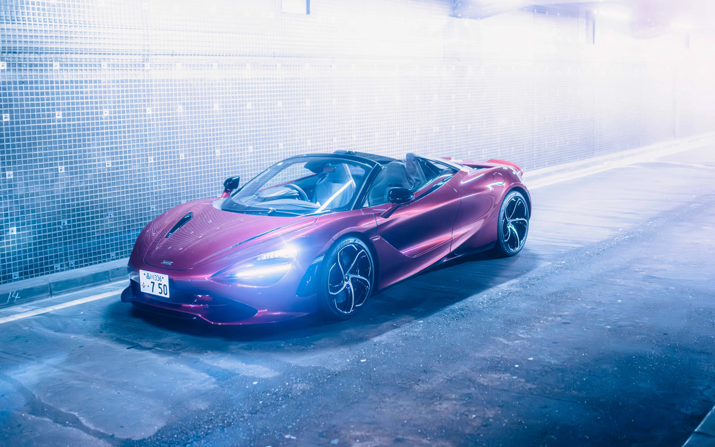 Красивый быстрый автомобиль McLaren 750S Spider