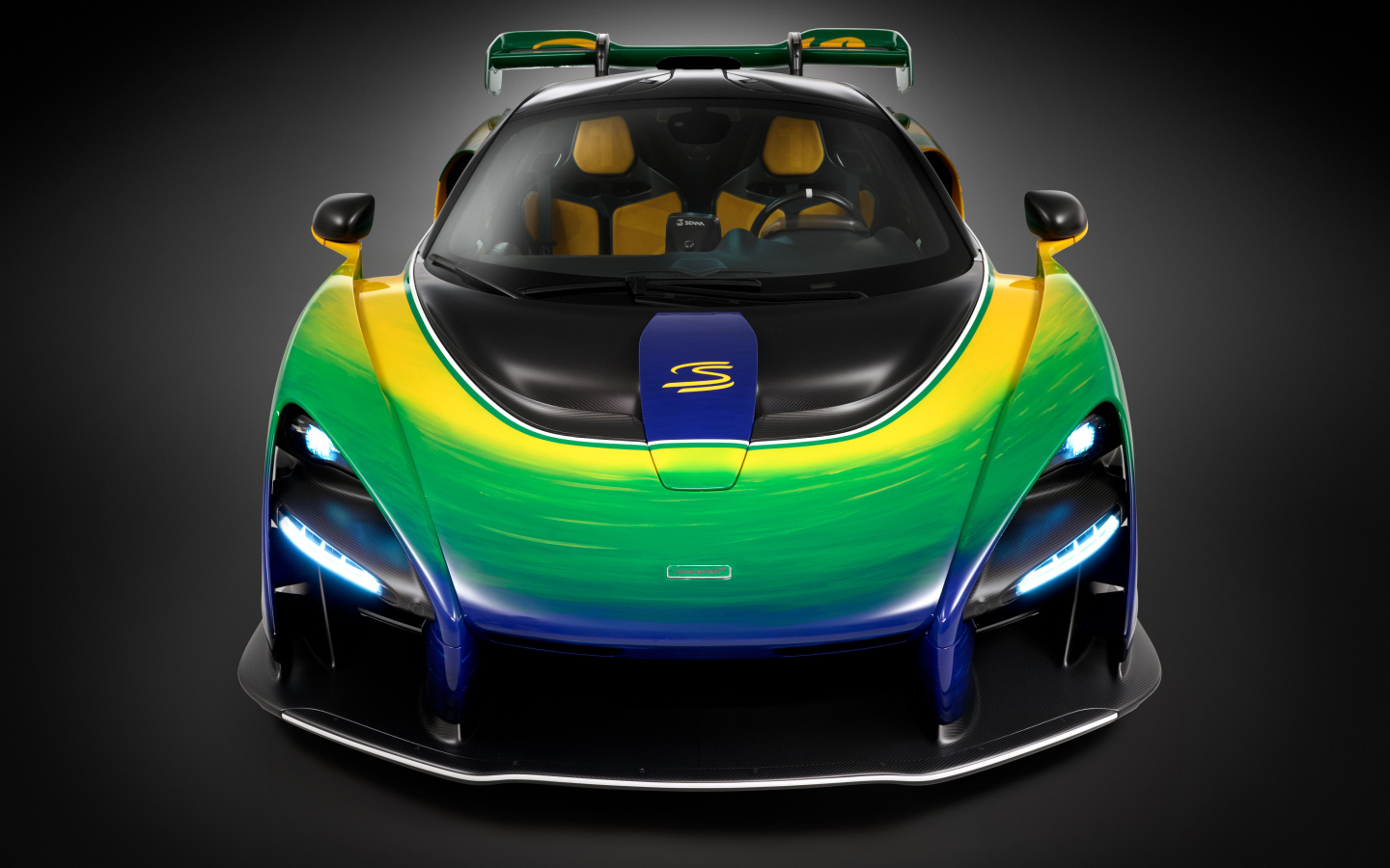 Вид спереди на автомобиль McLaren Senna Sempre 2024  года