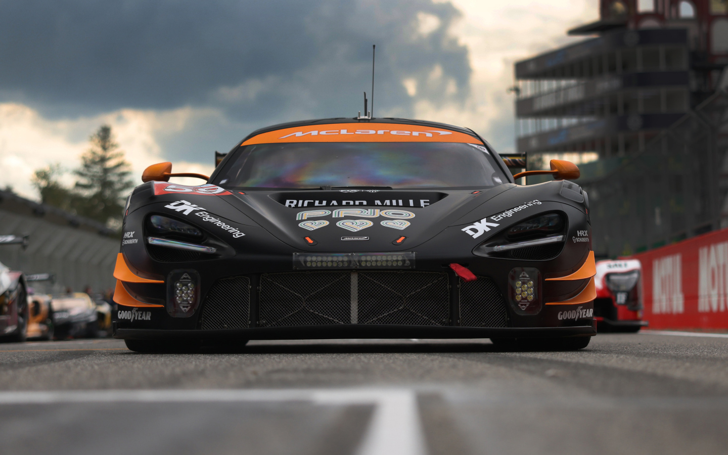 Вид спереди на гоночный автомобиль McLaren GT3 EVO