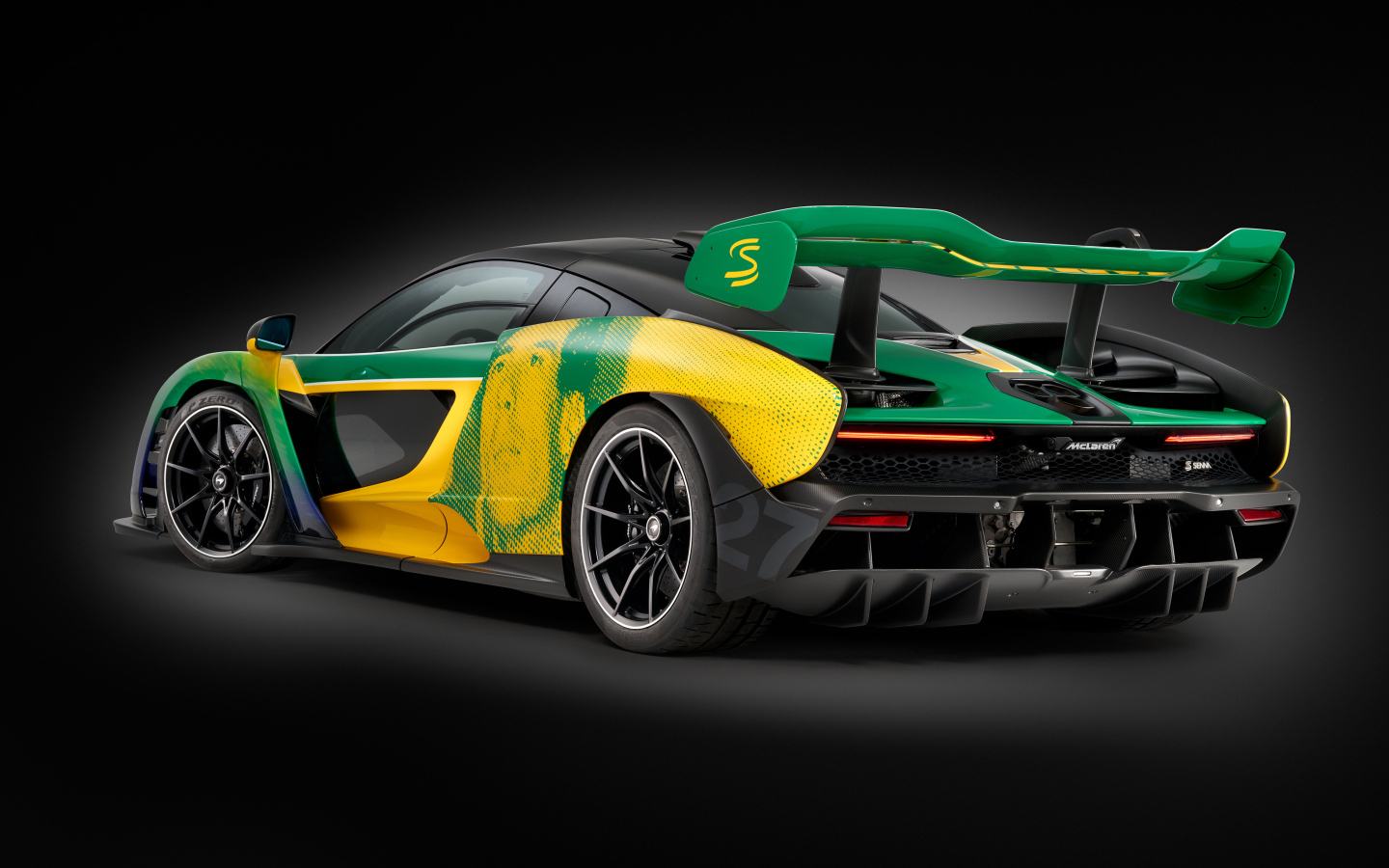 Вид сзади на автомобиль McLaren Senna Sempre 2024  года на сером фоне