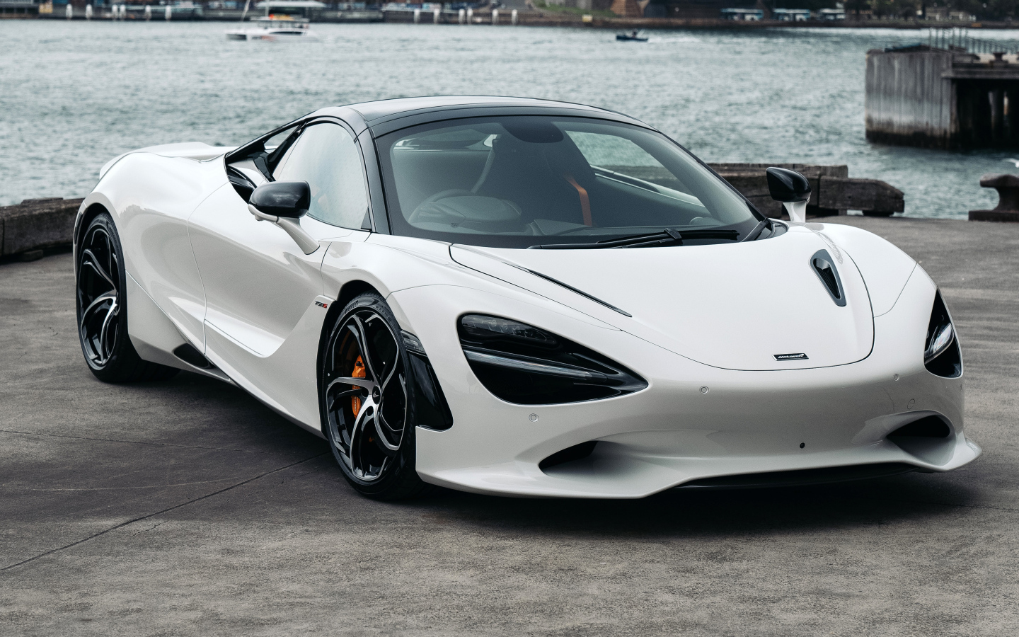 Белый автомобиль McLaren 750S Spider