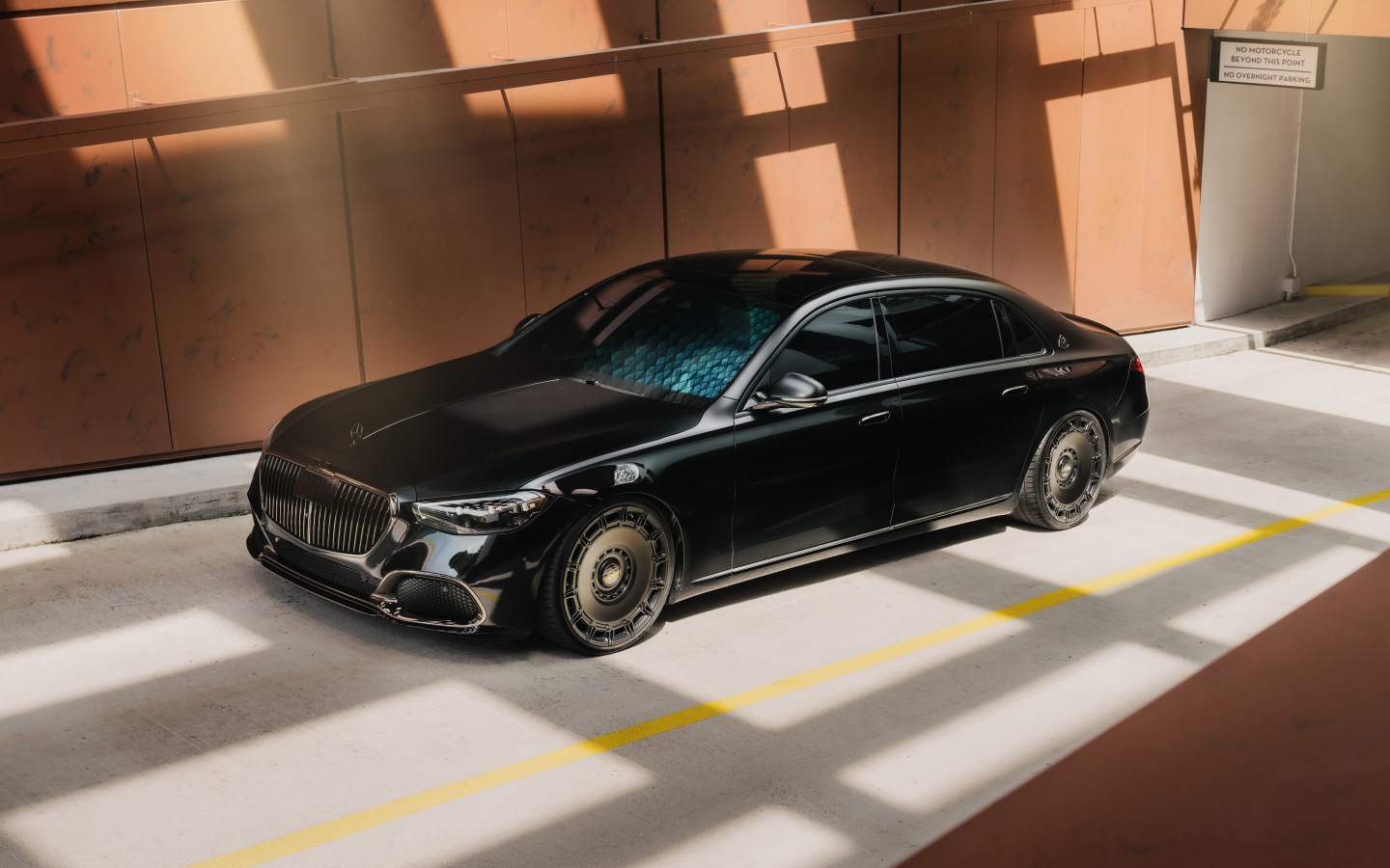 Черный Mercedes-Benz Maybach S Class S680  вид сверху
