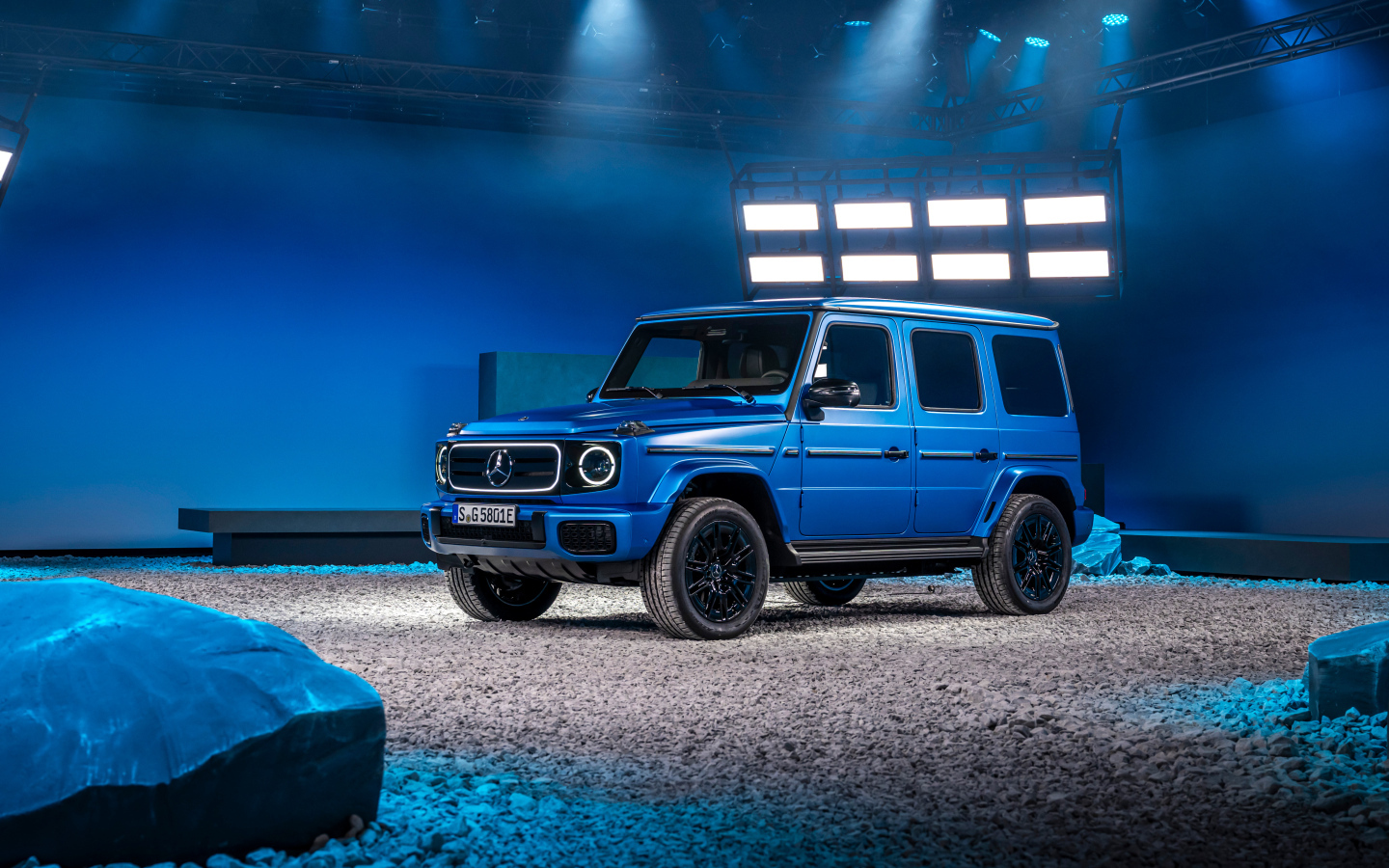 Синий внедорожник  Mercedes-Benz G 580 With EQ Technology Edition One 2024  года в здании
