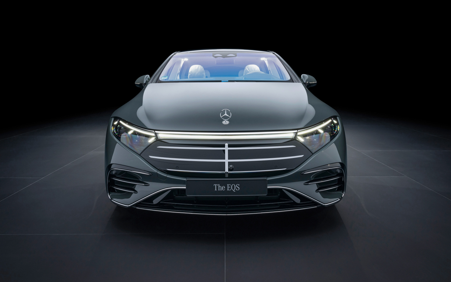 Вид спереди на дорогой автомобиль Mercedes-Benz EQS 580 4MATIC AMG Line 2024  года