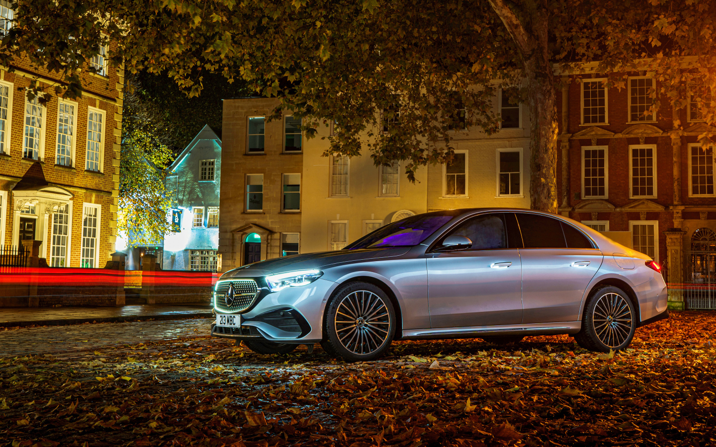 Автомобиль Mercedes-Benz E 300 E AMG Line в городе