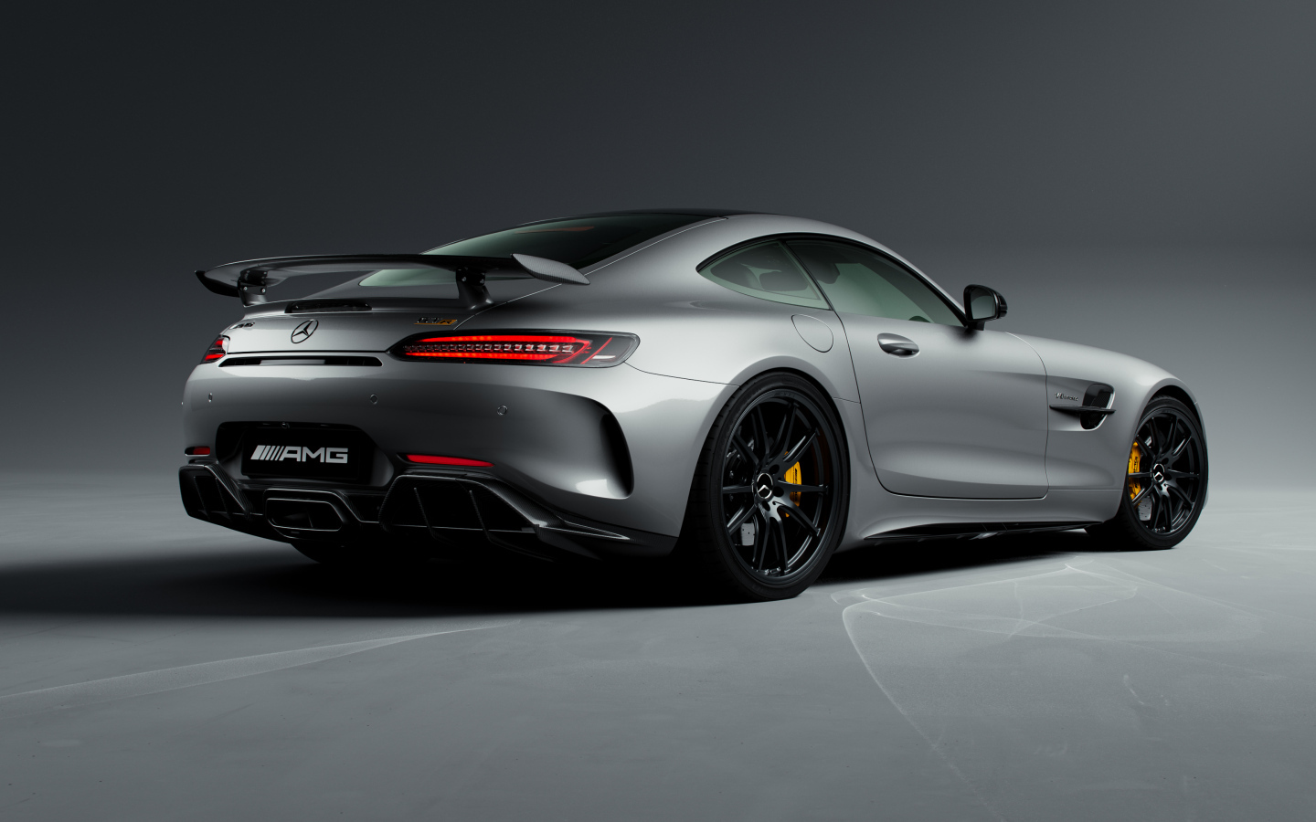 Вид сзади на серебристый автомобиль Mercedes-Benz AMG GT R