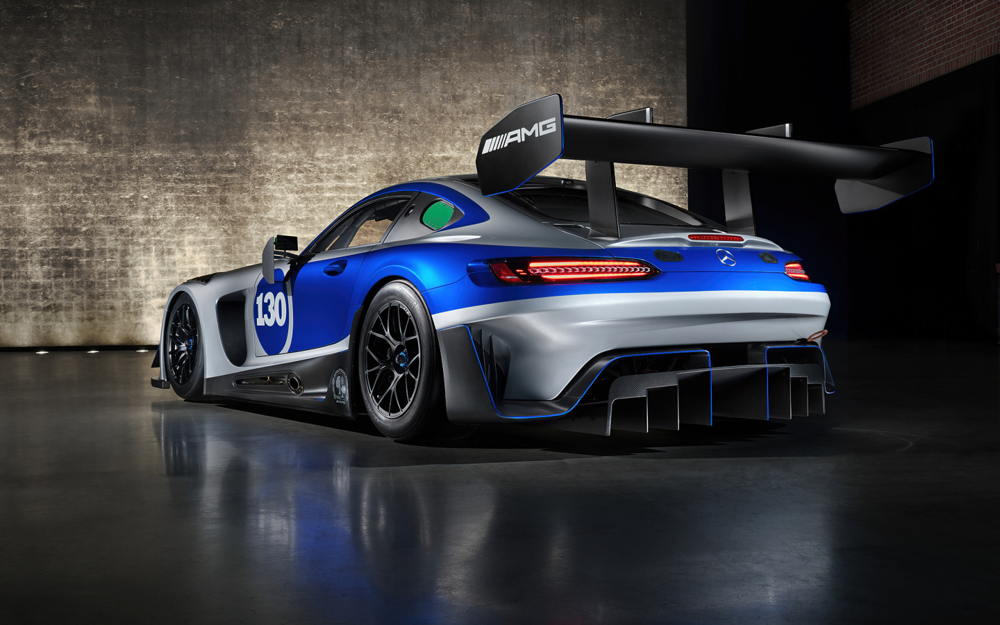 Вид сзади на автомобиль Mercedes-AMG GT3 Edition 130Y Motorsport 2024 года