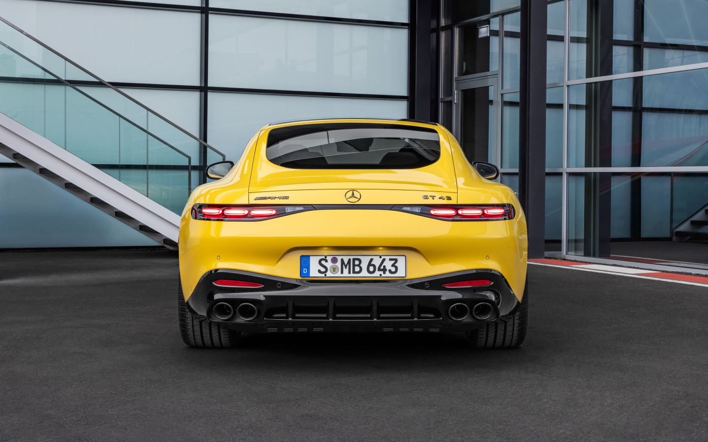 Вид сзади на автомобиль Mercedes-AMG GT 43 Coupe 2024 года